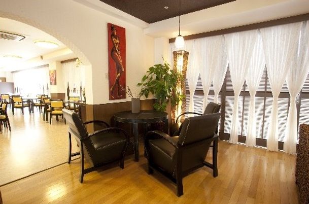 暖かい雰囲気の共有スペース