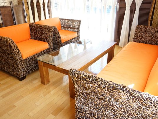 オレンジソファのある休憩室