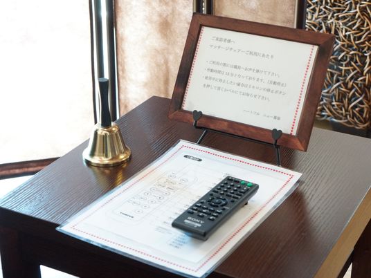 テーブル上の案内とリモコン