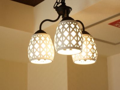 明るい照明の吊り下げ灯具