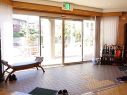 エントランスの広々とした明るさ