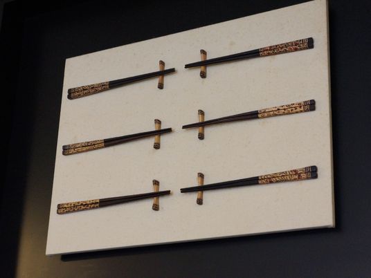 壁に掛けられた和風飾り