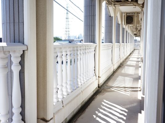 日差しが差し込む廊下