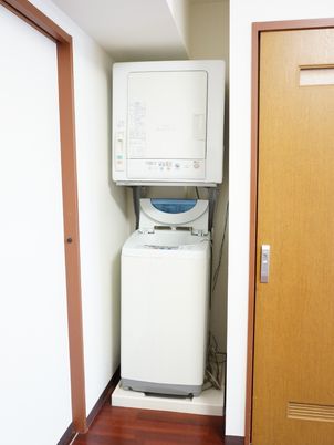 設備整った洗濯機のある空間
