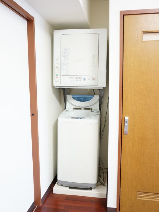 設備整った洗濯機のある空間