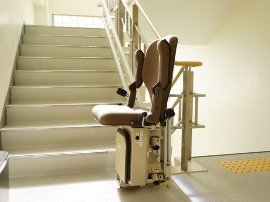 階段昇降機設置の廊下