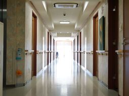 明るい廊下と手すり