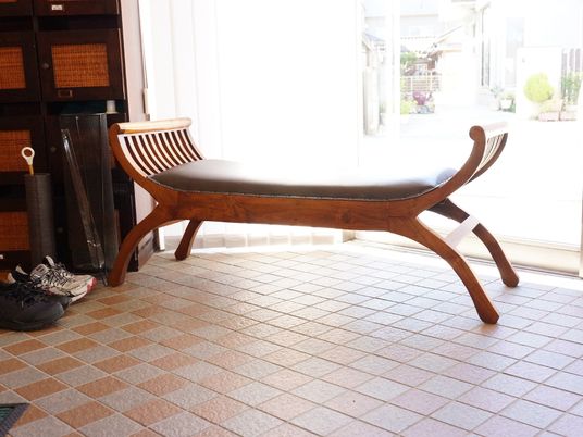 エントランスの木製ベンチ