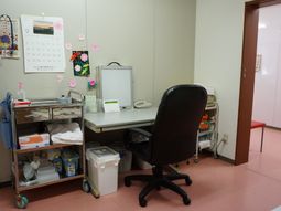 執務室のデスクと椅子