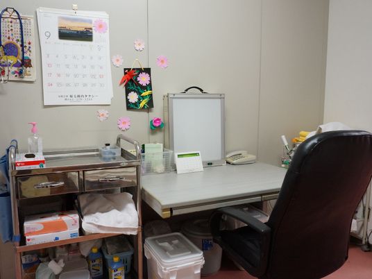 オフィスのデスクと椅子