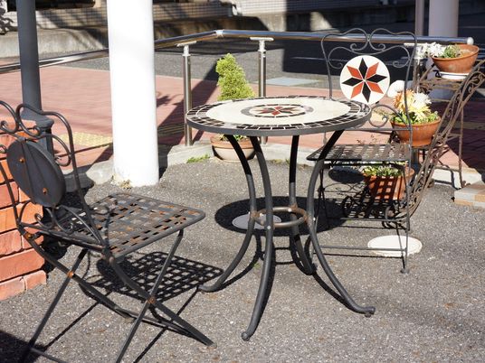 中庭のアイアンテーブルと椅子