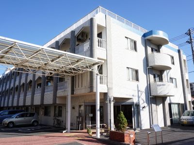 白い壁の建物外観