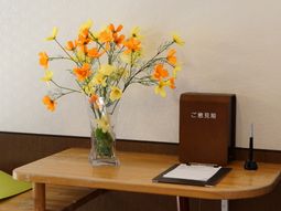 花と案内板のあるテーブル