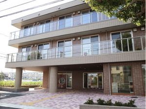 明るい介護施設のエントランス