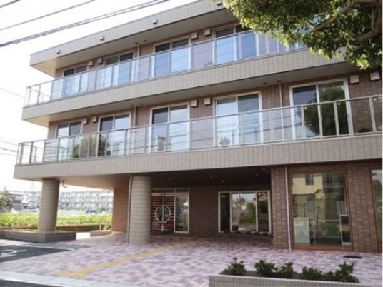 明るい介護施設のエントランス