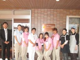 笑顔のスタッフ集合