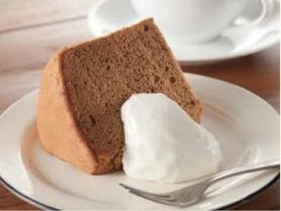 ケーキとクリームの皿