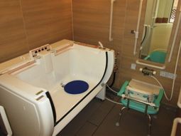 バリアフリー設計の浴室