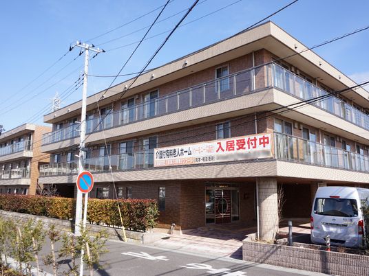 明るい外観の建物エントランス