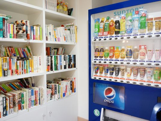 書籍と自動販売機の休憩スペース