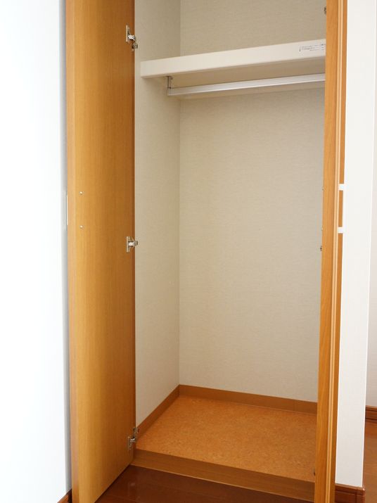 木製の広々とした棚