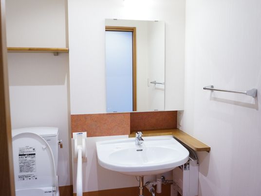 清潔感のあるトイレと洗面台