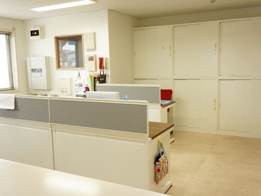明るく整理整頓された事務室