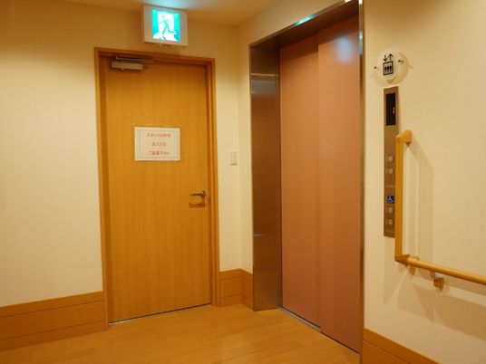 エレベーター付近の廊下