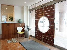 明るいエントランス風景