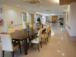 明るいダイニングスペース