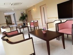 明るい共有ラウンジの風景