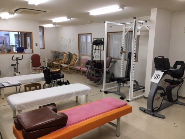 多様な運動設備の室内 機能訓練室 明るい室内には、様々な運動器具が揃っており、リハビリや健康維持に最適な環境です。