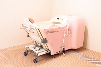 介護用の浴槽がある浴室