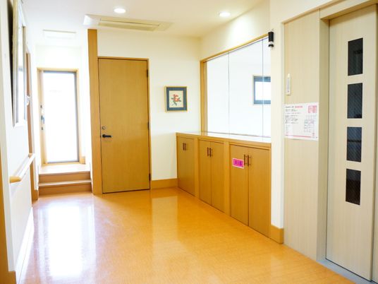 明るい廊下の一角