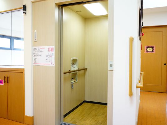 明るい廊下の角