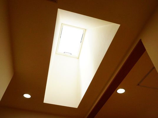 高天井と明るい窓