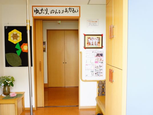 掲示物のある廊下の一角