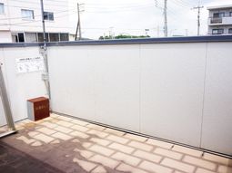 広々とした明るい中庭