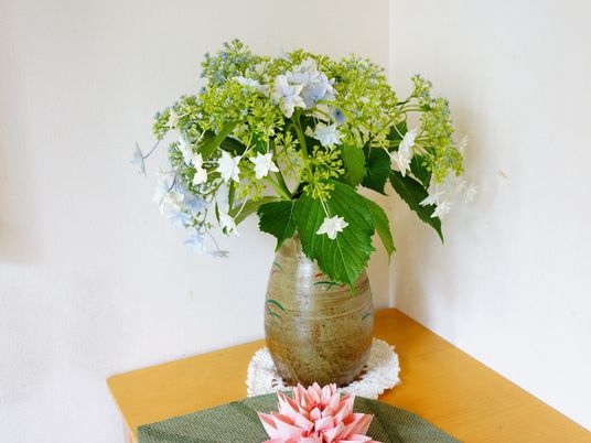 和風の花瓶に生けられた花