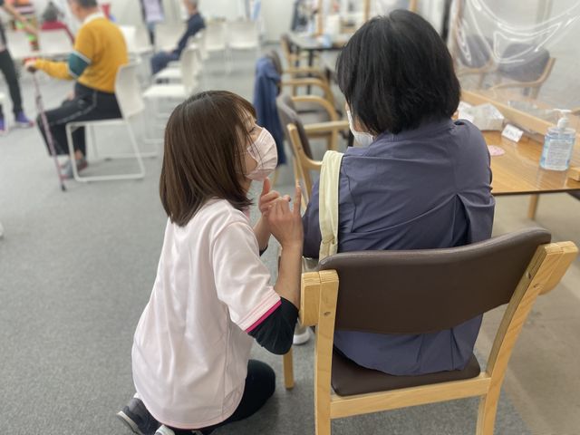 リラックスした交流の場 内観 利用者との心温まる対話が行われている明るい共有スペースです。介護職に携わる魅力を感じられます。