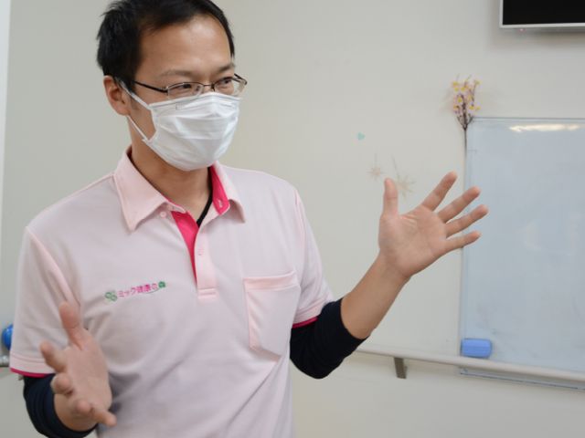ウェルカムガイドの様子 スタッフイメージ 親しみやすい雰囲気の中で、新しく働くスタッフの紹介を受けています。楽しくコミュニケーションが取れる場です。