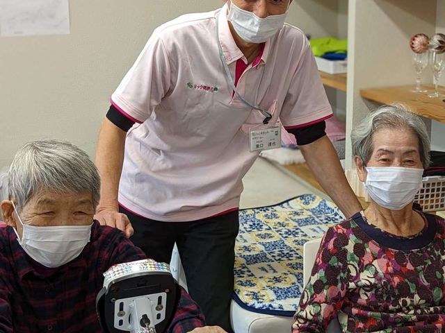 機能訓練室 機能訓練室 スタッフと共にリハビリ機器を活用し、利用者が和やかに運動を楽しんでいます。