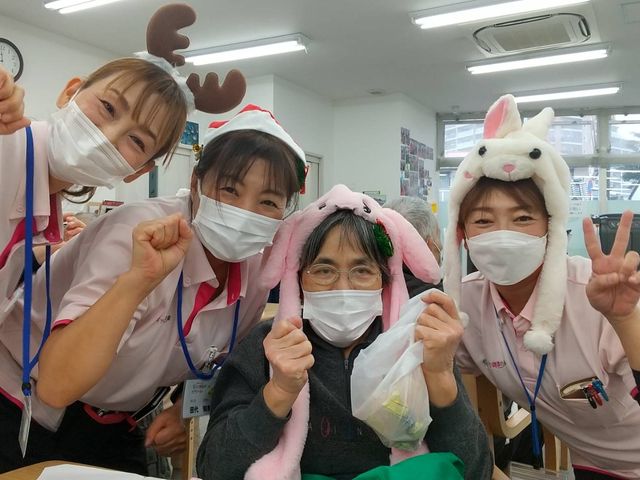 楽しい交流の場 ラウンジ スタッフと利用者の楽しげな交流の様子が見られます。アットホームな雰囲気で働きやすい環境です。