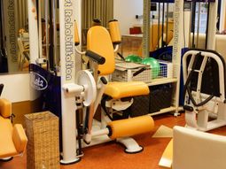 機能訓練器具が並ぶ部屋