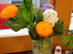 鮮やかな花が飾られた室内