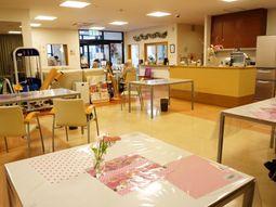 明るい食堂スペース