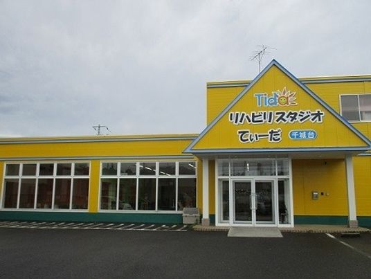 明るい施設の出入口