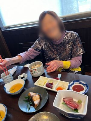 食事を楽しむ女性