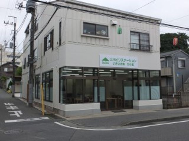施設の外観 外観 角地に建つ2階建ての建物で、1階は大きな窓があり明るい印象です。入口前に屋根があり、出入りしやすそうです。