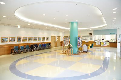 広々とした明るいロビー